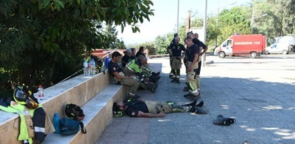 Bomberos descansan tras apagar un incendio. Foto: Europa press.