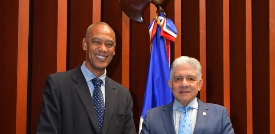 Felipe Payano, miembro titular de la Secretaría de Deportes de la Fuerza del Pueblo, junto al presidente del Senado, el ingeniero Eduardo Estrella.