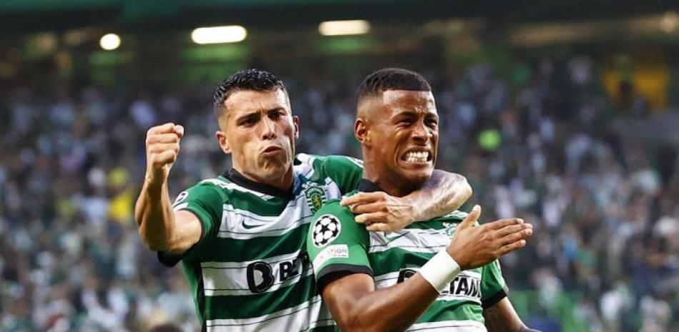 Paulinho es congratulado por uno de sus compañeros luego de marcar un gol