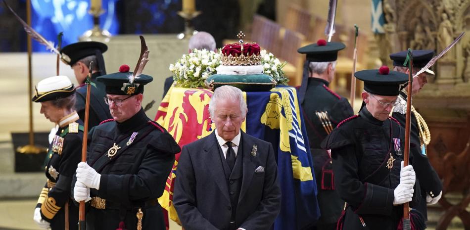 El rey Carlos III, en el centro, y otros miembros de la familia real británica velan el ataúd de la reina Isabel II en la Catedral de St. Giles, en Edimburgo, Escocia, el lunes 12 de septiembre de 2022.

Foto: Jane Barlow/Pool via AP