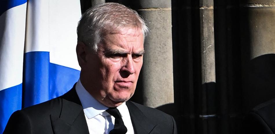 El Príncipe Andrés de Gran Bretaña parte después de asistir a un servicio de Acción de Gracias por la vida de la Reina Isabel II, en la Catedral de St Giles, en Edimburgo, el 12 de septiembre de 2022. Foto: Pablo Ellis/AFP.