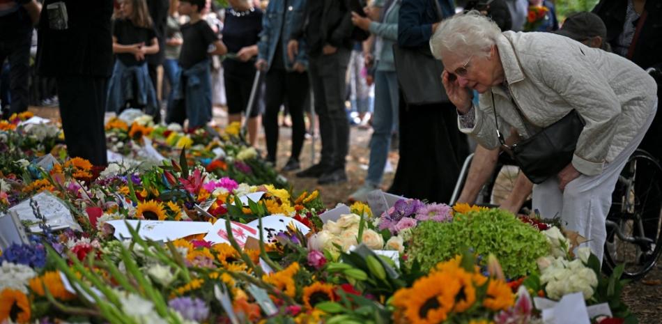Miembros del público observan las flores y los homenajes dejados en Green Park en Londres el 13 de septiembre de 2022, tras la muerte de la reina Isabel II el 8 de septiembre. Foto: Carl De Souza/AFP.