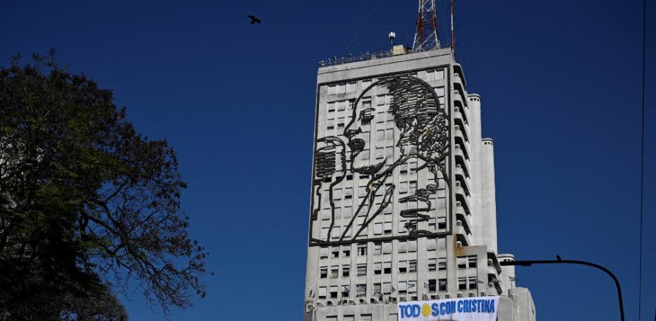 Un letrero con el retrato de la vicepresidenta argentina Cristina Fernández de Kirchner que dice "Todos con Cristina" se ve en el edificio del Ministerio de Desarrollo Social en Buenos Aires, el 3 de septiembre de 2022. 
Foto: Luis Robayo/ AFP