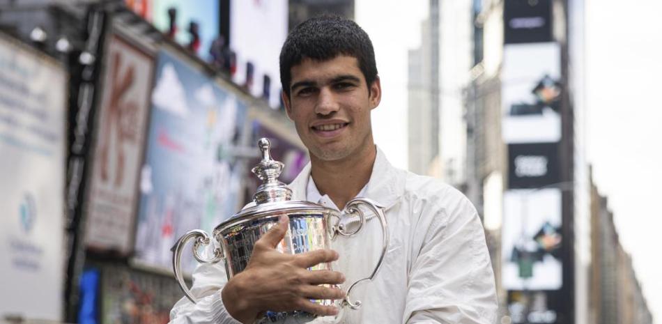 Carlos Alcaraz muestra la copa que le acredita como campeón del Abierto de Estados Unidos.