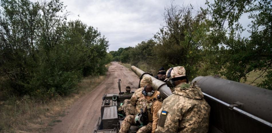 Los artilleros ucranianos se sientan en un cañón autopropulsado de 203 mm '2s7 Pion' en la línea del frente sur de Ucrania el 14 de septiembre de 2022.

Ihor Tkachov / AFP