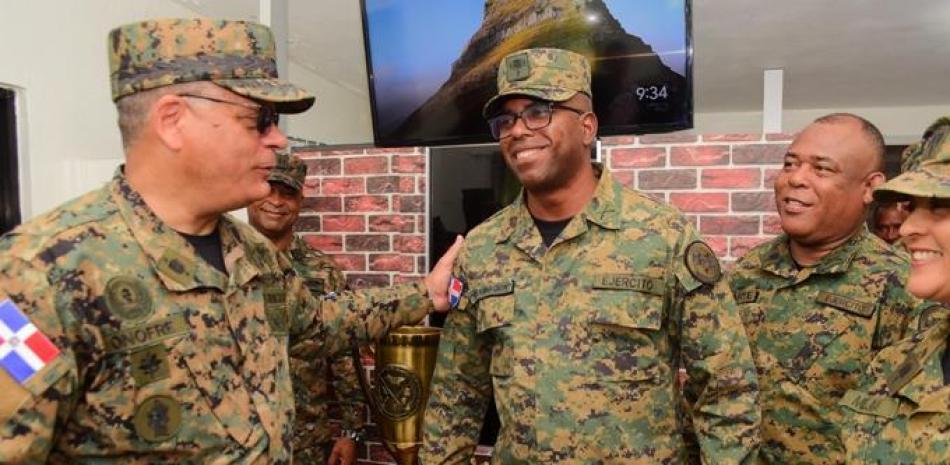 El comandante general del Ejército de la República Dominicana, mayor general Carlos Antonio Fernández Onofre ofrece su respaldo al director de deportes, coronel Marcel Encarnación.