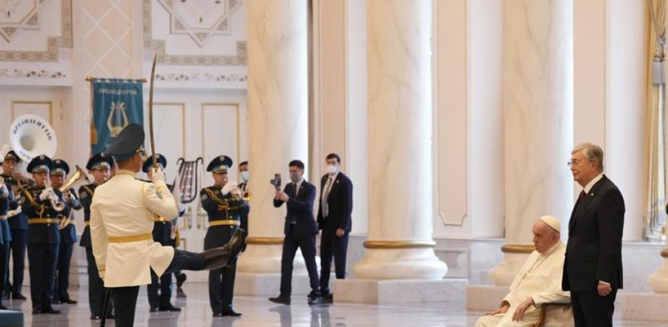 El papa Francisco asiste con el presidente de Kazajistán, Kassym-Jomart Tokayev, a la ceremonia de bienvenida en el Palacio Presidencial Ak Orda, en Nur-Sultan, ayer.  ap