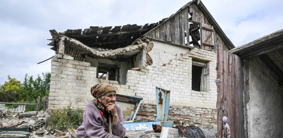 Nina Gonchar, sentada frente a una casa destruida en el pueblo de Bohorodychne en Kramatorsk, región de Donetsk, el 13 de septiembre de 2022, en medio de la invasión rusa de Ucrania. JUAN BARRETO / AFP