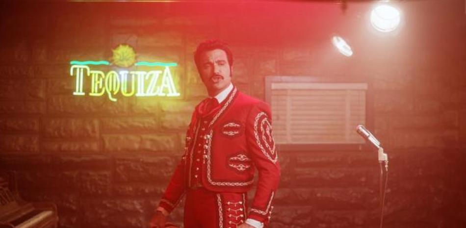 En esta imagen proporcionada por Caracol Televisión, Jaime Camil en una escena de la serie "El Rey, Vicente Fernández". La serie se estrena en Netflix el 14 de septiembre de 2022. (Caracol Television vía AP).
