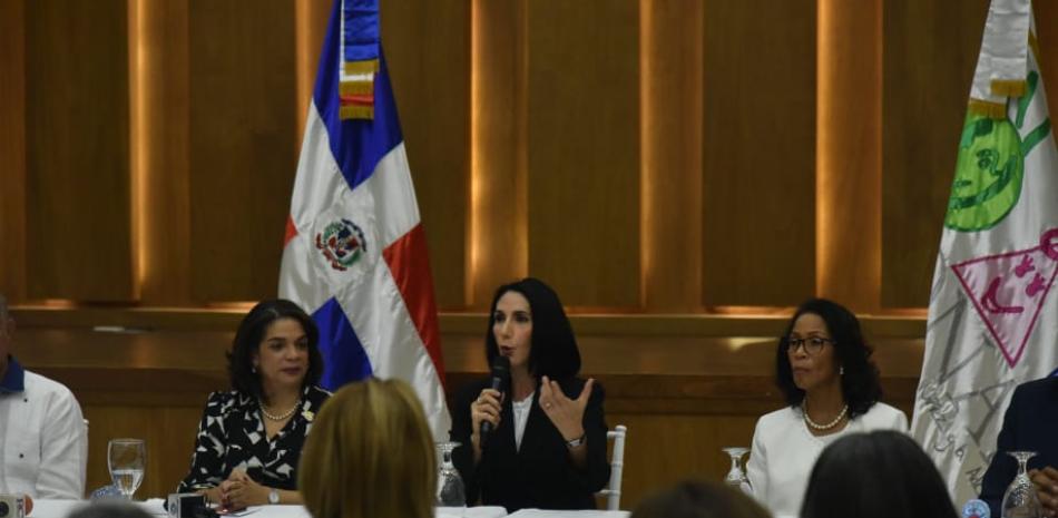La primera dama de República Dominicana al hablar a la prensa. Jorge Martínez/LD