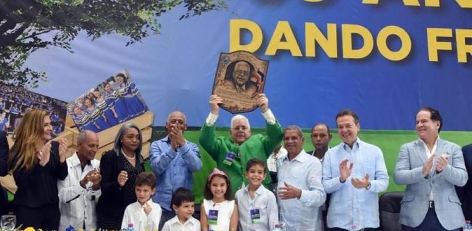 José Manuel Mallén, en compañía de sus familiares levanta su placa de reconocimiento en el 59 aniversario del club, junto al inmortal Boyón Domínguez, Leo Corporán, Carolina Mejía, Victor Bisonó y otras personalidades.