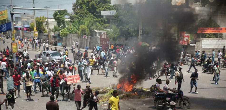 Centenares de haitianos continuaron ayer las protestas en diferentes localidades de ese convulslonado país, en repudio al alza de precios de los combustibles.