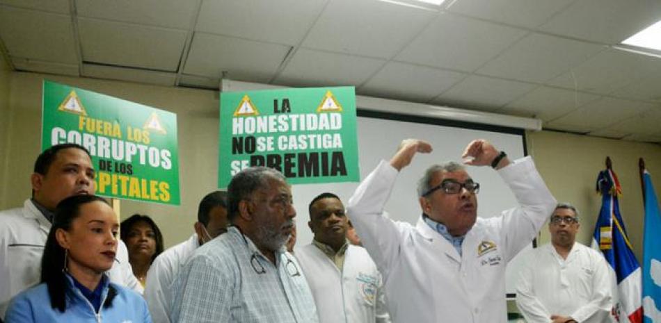 Dirigentes del CMD apoyan al director Terrero.

Fuente Externa.

Foto de archivo Listín Diario.