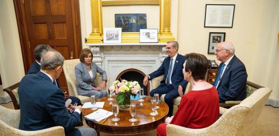 El presidente Luis Abinader se reunió ayer en el Capitolio con la líder de la Cámara de Representantes de Estados Unidos, Nancy Pelosi.