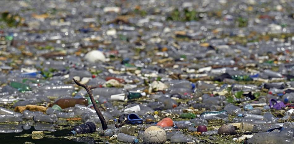 Residuos de plástico, vidrio y otros materiales se observan en el embalse Cerron Grande en Potonico, El Salvador, el 9 de septiembre de 2022. 

Foto: MARVIN RECINOS| AFP
