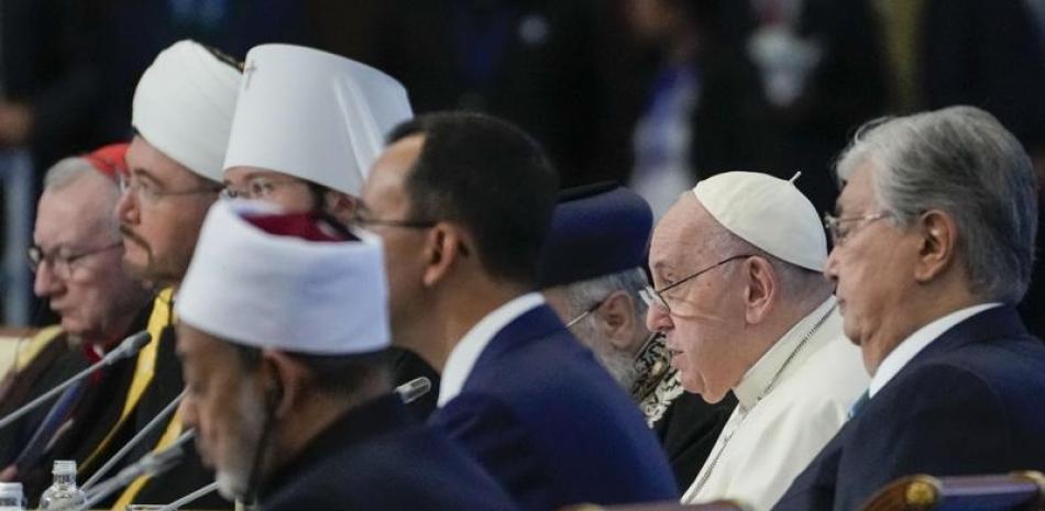El papa Francisco, segundo por la derecha, asiste al Séptimo Congreso de Líderes del Mundo y Religiones Tradicionales en Nursultán, ayer. ap