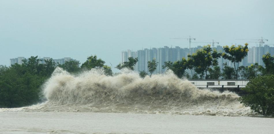 Las olas generadas por el tifón Muifa rompen a lo largo de la costa de Hangzhou, en la provincia oriental china de Zhejiang, el 14 de septiembre de 2022. STR / AFP