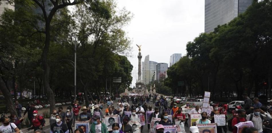 Familiares y amigos marchan en busca de justicia para los 43 estudiantes desaparecidos de Ayotzinapa. ap