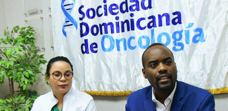 Yeimi Ruiz y Miguel Monanci, voceros de los oncólogos.
