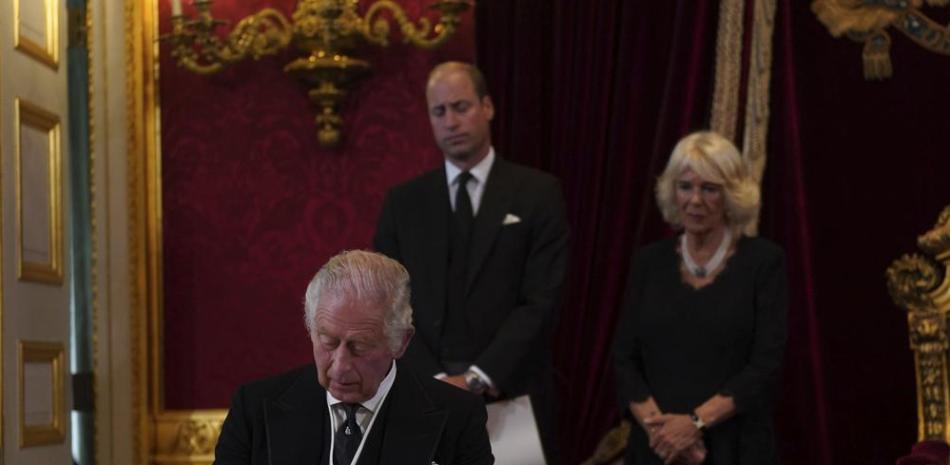 El rey Carlos III de Inglaterra firma un juramento para mantener la seguridad de la Iglesia de Escocia durante el Consejo de Ascensión, en el Palacio de St James, en Londres, el 10 de septiembre de 2022, (Victoria Jones/Pool Photo via AP)