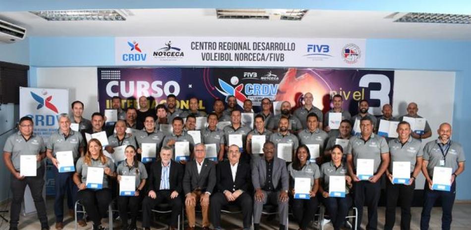 Foto de todos los entrenadores que alcanzaron el nivel III en Voleibol junto a las autoridades de la NORCECA, el Centro Regional y la FEDOVOLI.