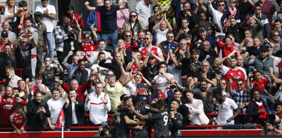 Jugadores del Arsenal felicitan a Fabio Viera luego de que anotara el tercer gol del club.