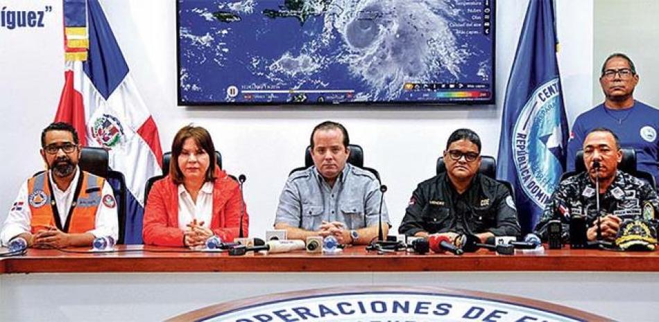 José Ignacio Paliza, ministro administrativo de la Presidencia; el director del COE, Juan Manuel Méndez, y otros miembros de ese organismo alertan sobre Fiona. LEONEL MATOS