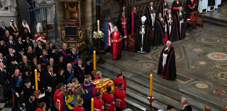 El ataúd se coloca cerca del altar en el funeral de estado de la reina Isabel II, celebrado en la Abadía de Westminster, en Londres, el 19 de septiembre de 2022.
Gareth Fuller / PISCINA / AFP