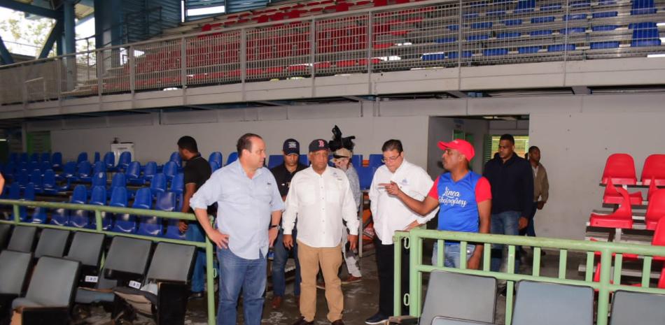 Francisco Camacho supervisando los daños en las instalaciones deportivas, tras el paso del huracán Fiona.