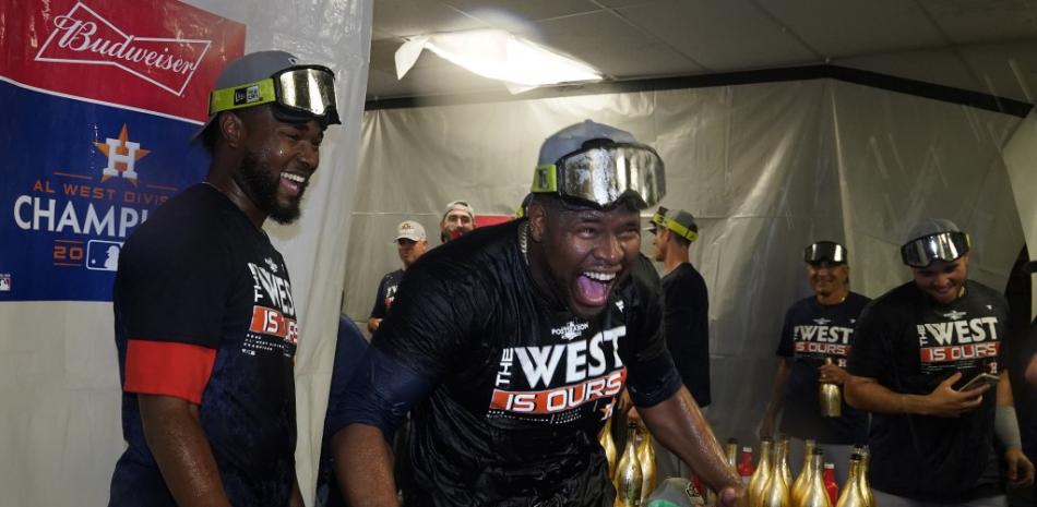 Varios jugadores de los Astros festejan la conquista de un nuevo cetro divisional en el Oeste.