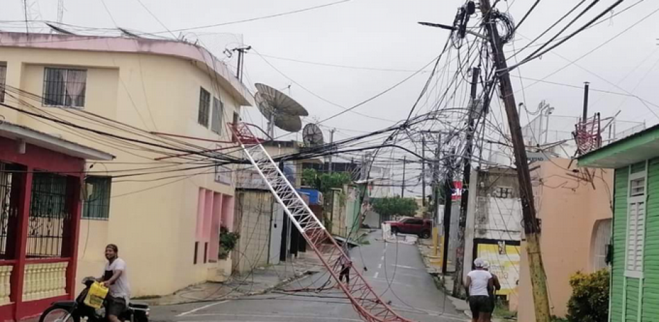 Los fuertes vientos derribaron la antena de la estación Radio Seibo. florentino durán/