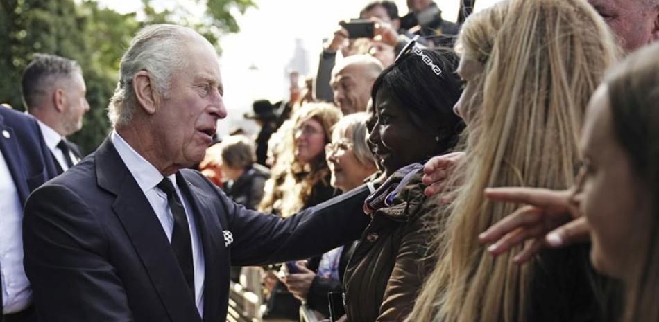 El rey Carlos III de Gran Bretaña saluda al público en la fila a lo largo del South Bank, mientras esperan para ver a la reina Isabel II yaciendo en el estado antes de su funeral el lunes, en Londres, sábado 17 de septiembre de 2022 ap