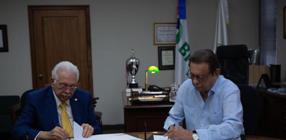 Molina Achécar y Fiallo Calderón firman del acuerdo.