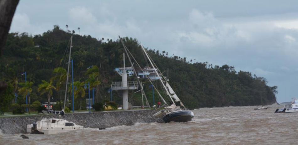 El fuerte oleaje viró varios botes en el Malecón de Samaná, donde también la caída de árboles trastornó el tránsito de vehículos. onelio domínguez/ld