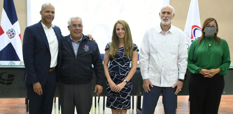 Félix Sánchez, doble medallista olímpico; José Luis Ramírez, presidente Fedokarate; María Dimitrova, organizadora de la Copa; Antonio Acosta, presidente del COD, y Olga García, representante de Propagas.