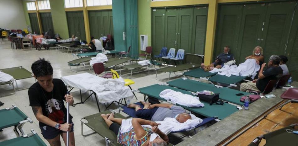 Residentes afectados por el huracán Fiona descansan en un refugio en Salinas, Puerto Rico, antier.  ap