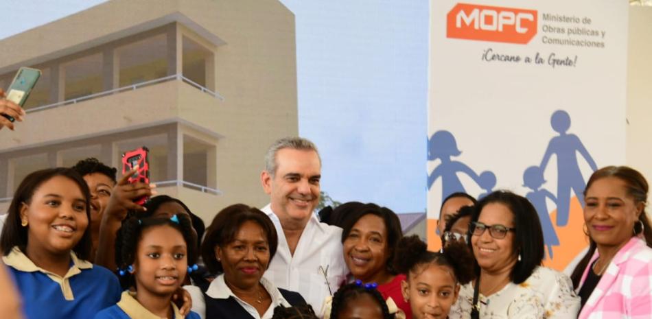 El presidente Abinader junto a estudiantes y maestros de la nueva escuela de La Victoria, foto por Jose Alberto