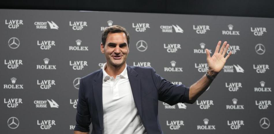 Roger Federer de Suiza sonríe durante una conferencia de prensa antes del torneo de tenis Laver Cup en el O2 de Londres. (Foto AP/Kin Cheung)