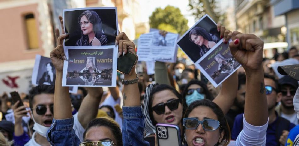 Protestas en Irán tras la violenta muerte de la joven Mahsa Amini. Foto AP.