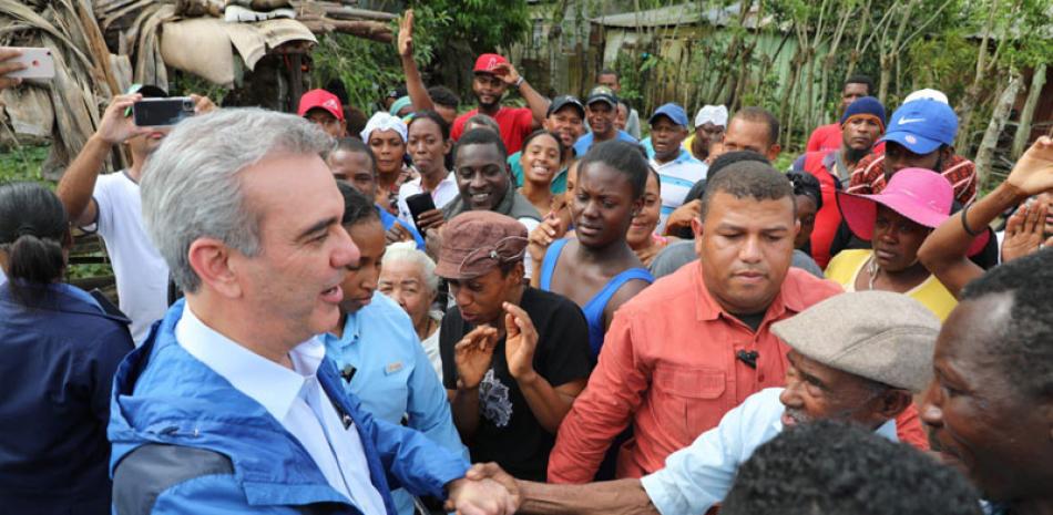 El presidente Luis Abinader visitó ayer las provincias La Altagracia, El Seibo y Hato Mayor, en la región Este del país, donde el huracán Fiona provocó graves daños.