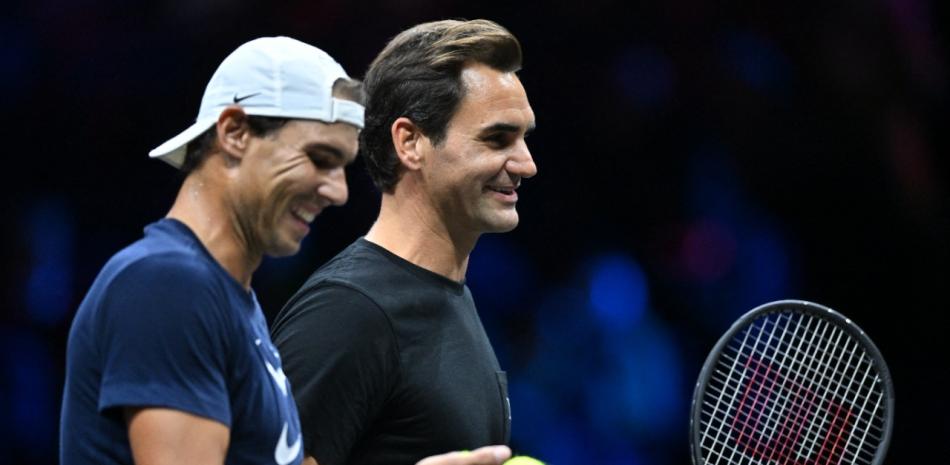 Roger Federer (derecha) de Suiza y Rafael Nadal de España asisten a una sesión de práctica antes de la Copa Laver 2022 en el O2 Arena de Londres el 22 de septiembre de 2022. / AFP
