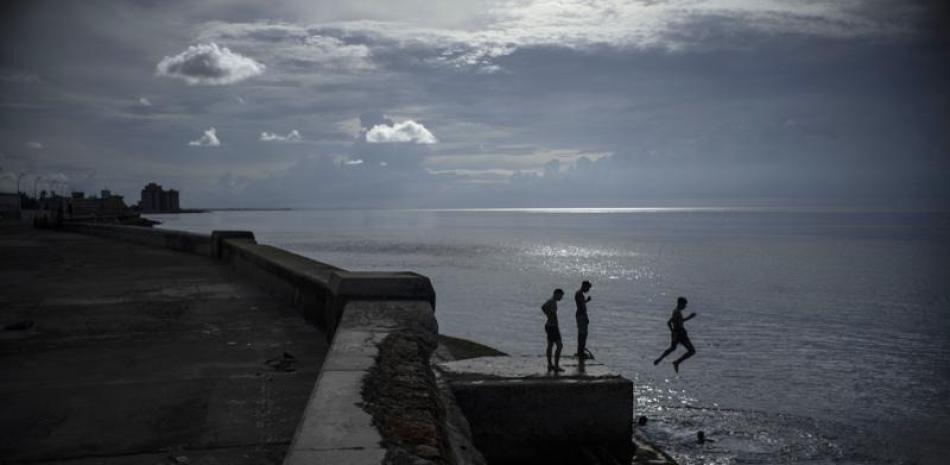 Niños brincan al mar frente al Malecón de La Habana, en Cuba, el 15 de septiembre de 2022.  ap