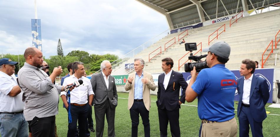 El expresidente de Argentina, Mauricio Macri conversa con los ingenieros Manuel Estrella y Félix Garcia durante la visita de cortesía que giró a las instalaciones de Cibao FC.