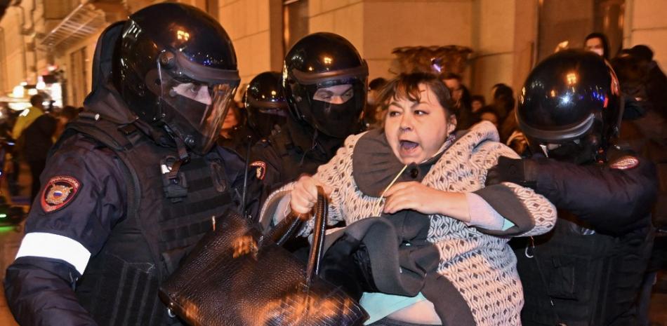 Agentes de policía detienen a una mujer en Moscú el 21 de septiembre de 2022, tras las convocatorias de protesta contra la movilización parcial anunciada por el presidente Vladimir Putin. Foto: Alexander Nemenov/AFP.