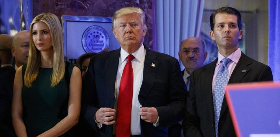 Donald Trump y sus hijos Ivanka y Donald Jr, el 11 de enero del 2917. Detrás, con bigotes,  Allen Weisselberg, exdirector financiero del grupo Trump. ap