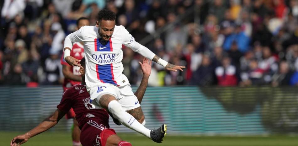 Neymar, derecha, del PSG, es derribado por Christophe Herelle, del Brest, en partido de la liga francesa en el Parc des Princes de París.