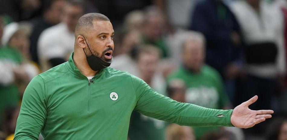 El entrenador de los Boston Celtics, Ime Udoka, reacciona durante el último cuarto del Juego 6 de las Finales de baloncesto de la NBA contra los Golden State Warriors. Steven Senne (AP-Archivo).(AP Foto/Steven Senne, Archivo)