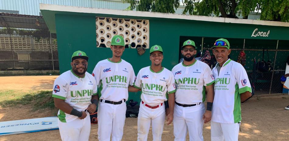Varios de los integrantes de la UNPHU que obtuvo el último cupo en el grupo Sur para el Todos contra Todos de la Liga de Béisbol Universitario.