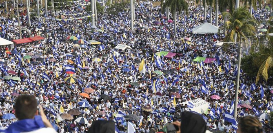 Miles de personas se congregan frente a la Catedral de Managua durante un mitin de “Paz y Justicia” convocado por la Iglesia Católica, en Managua, Nicaragua, el 28 de abril de 2018.. ap