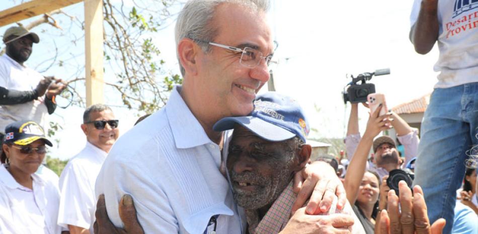 El presidente Luis Abinader saluda a un residente en la provincia Samaná, donde verificó los daños de Fiona.
